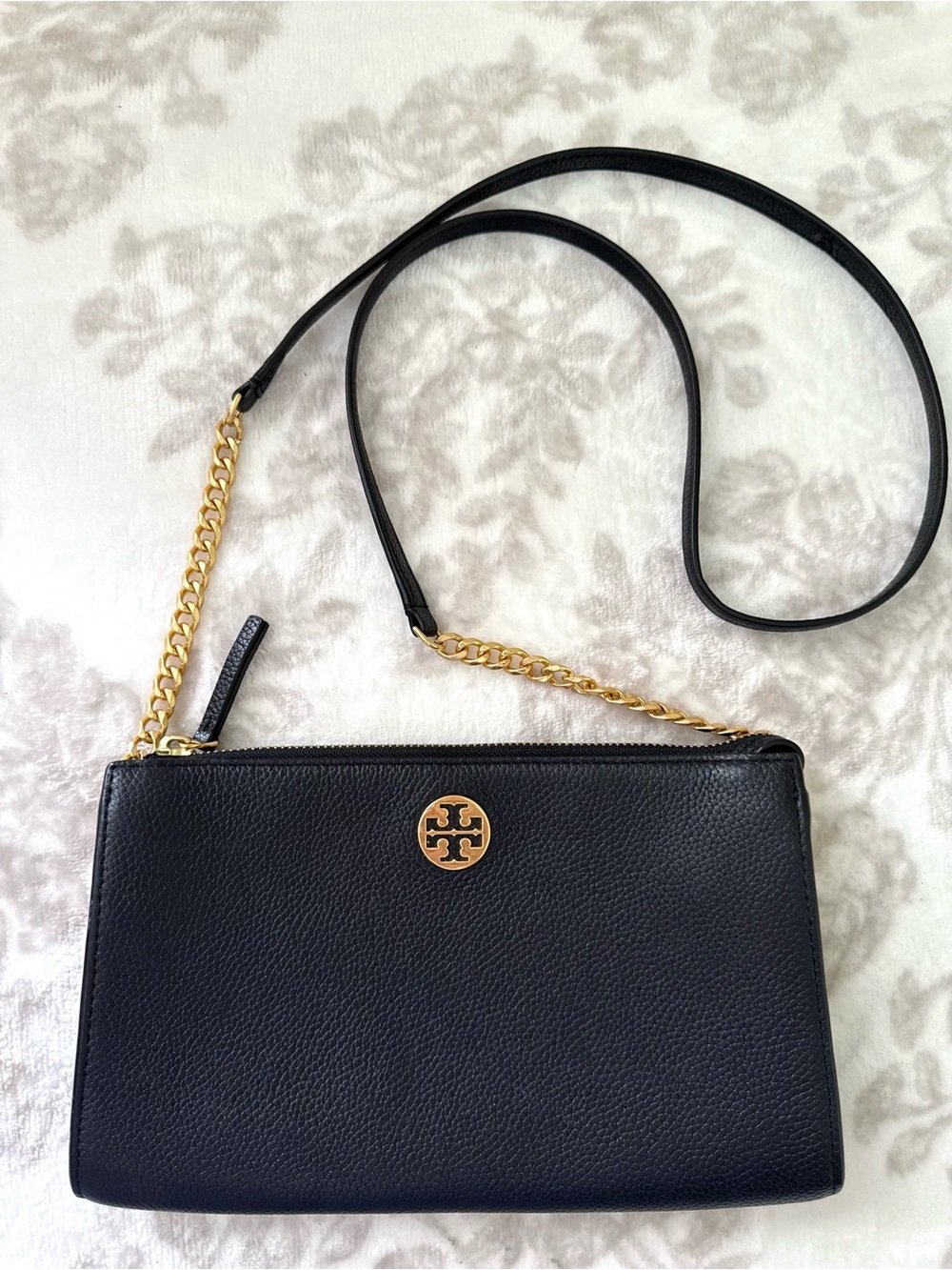 EUC Tory Burch Everly Black Pebbled Leather Crossbody Bag Gold Logo Chain Strap